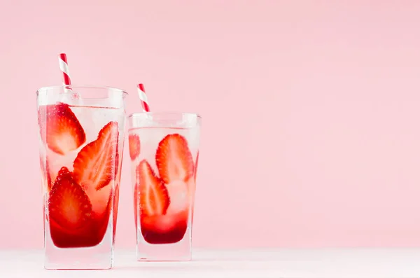 Tropisch Kühler Alkohol Erdbeerdrink Mit Prickelnder Limonade Eiswürfeln Stroh Auf — Stockfoto