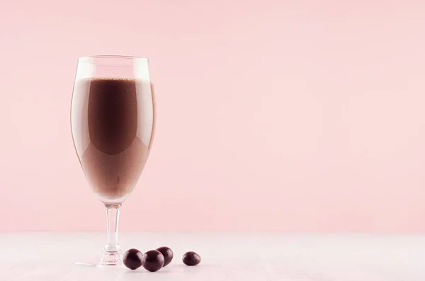 Verano Frío Cóctel Leche Fresca Cacao Con Dulces Chocolate Tablero — Foto de Stock