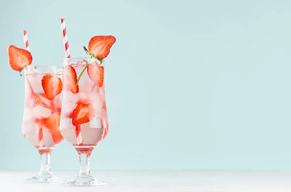 Limonata Fragole Rosa Con Acqua Minerale Fette Frutta Cubetti Ghiaccio — Foto Stock