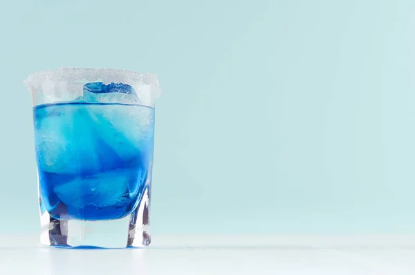 Blauer Curaçao Cocktail Mit Eiswürfeln Und Zuckerrand Schnapsglas Auf Elegantem — Stockfoto