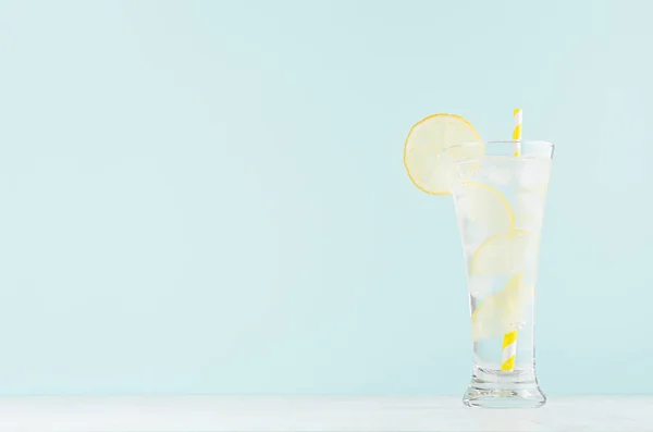 Свіжий Літній Цитрусовий Холодний Напій Жовтими Шматочками Лимона Кубиками Льоду — стокове фото