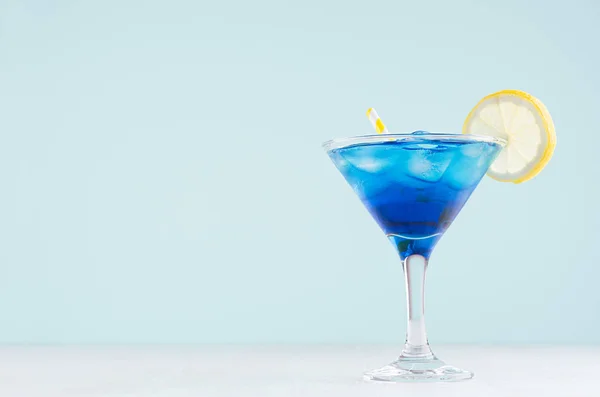 Exotischer Kaltschnäuzglascocktail Mit Blauem Curaçao Eiswürfeln Zitronenscheibe Gelbem Stroh Auf — Stockfoto