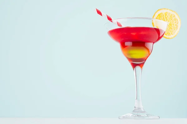 Cocktail All Alba Esotico Con Liquore Rosso Giallo Fetta Arancia — Foto Stock
