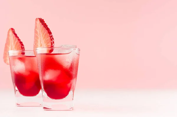 Leuchtend Rote Alkoholische Aufnahmen Zwei Schnapsgläsern Mit Erdbeerscheibe Eiswürfel Trendigen — Stockfoto