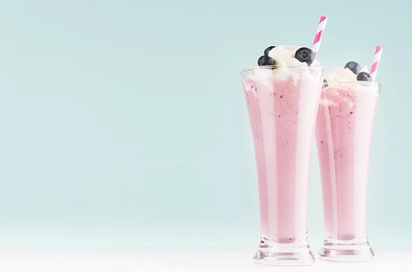 Berry Ile Yaban Mersini Milkshake Krem Şanti Beyaz Ahşap Masa — Stok fotoğraf