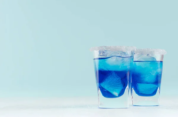 Тропічний Свіжий Алкогольний Коктейль Блакитним Лікером Крижаним Кубиком Цукровою Оболонкою — стокове фото