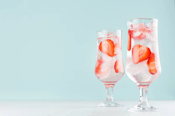 Fresco Estate Fragola Bevanda Con Pezzi Frutta Rossa Cubetti Ghiaccio — Foto Stock