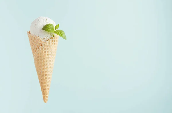 Gelado Cremoso Branco Cone Waffle Crocante Com Folha Hortelã Verde — Fotografia de Stock