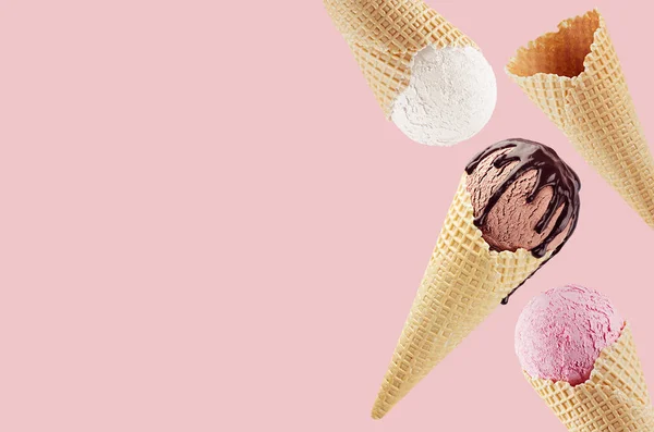 Borde Decorativo Volar Diferentes Conos Helado Sabor Waffle Blanco Rosa —  Fotos de Stock