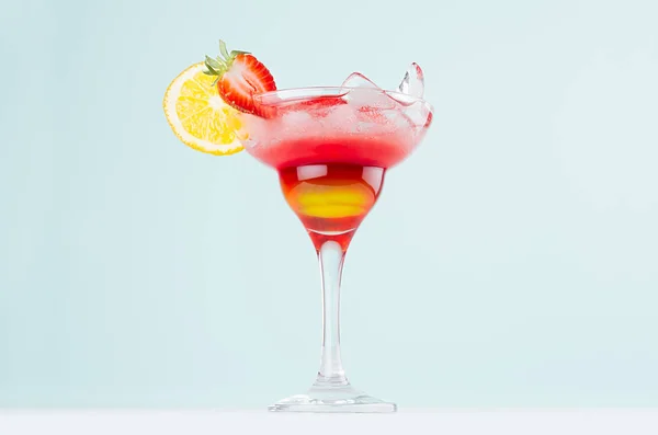 Sommergetränk Mit Rotem Und Gelbem Likör Orangenscheibe Erdbeere Eiswürfeln Weinglas — Stockfoto