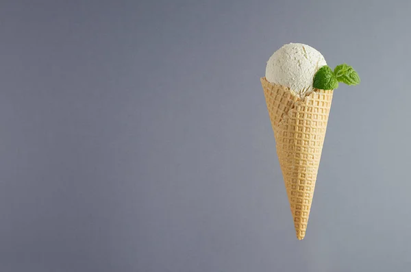 Gelado Cremoso Branco Cone Waffle Crocante Com Folha Hortelã Verde — Fotografia de Stock