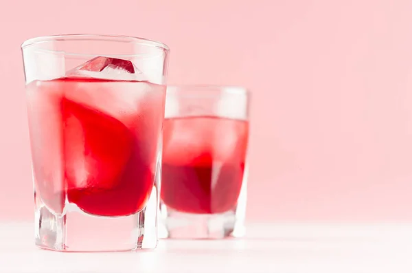 Erdbeerrote Cocktails Zwei Schnapsgläsern Mit Eiswürfeln Nahaufnahme Auf Weißem Holztisch — Stockfoto