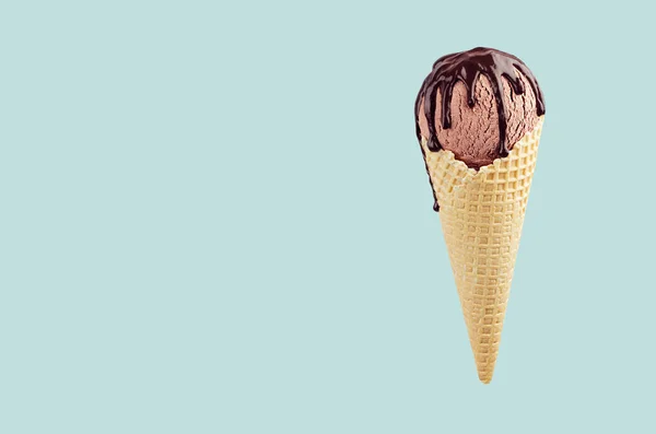 Helado Marrón Cono Gofre Crujiente Con Salsa Chocolate Sobre Fondo —  Fotos de Stock