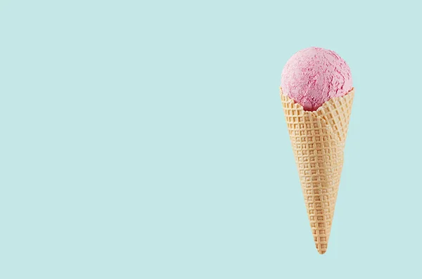 Erdbeereis Knusprigem Waffelkegel Auf Pastellgrünem Hintergrund Mock Design Sommerliches Essen — Stockfoto