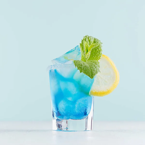 Glamour Tropical Fruta Azul Coquetel Com Curaçao Cubos Gelo Borda — Fotografia de Stock
