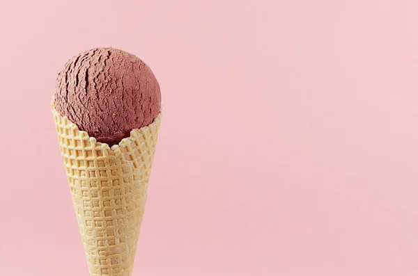 Schokoladenbraun Cremiges Eis Knusprigem Waffelkegel Auf Pastellrosa Hintergrund Nahaufnahme Details — Stockfoto
