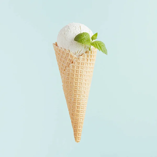 Bílý Zmrzlinový Kužel Vaflového Kužele Mátovou Listou Měkkém Světle Pastelově — Stock fotografie
