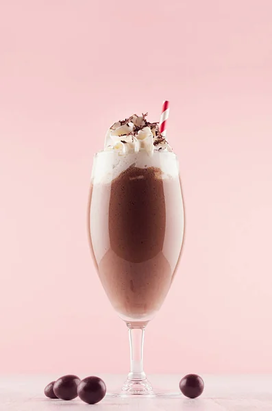Milkshake Chocolat Sucré Dans Des Boules Bonbons Décorées Verre Vin — Photo