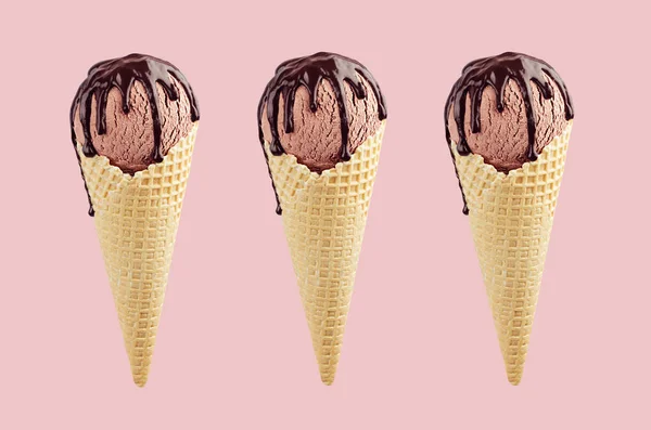 パステルピンクの背景にチョコレートソースとサクサクワッフルコーンで3茶色のアイスクリームのセット モックアップ — ストック写真