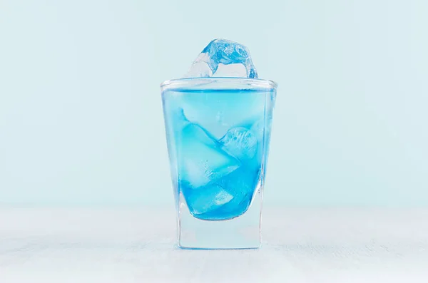 Blauer Curaçao Cocktail Mit Eiswürfeln Luxus Schnapsglas Auf Weißem Holzbrett — Stockfoto