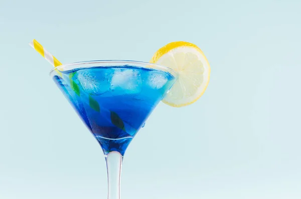 Utsökt Blå Cocktail För Firande Strandstil Med Blå Curacao Ice — Stockfoto