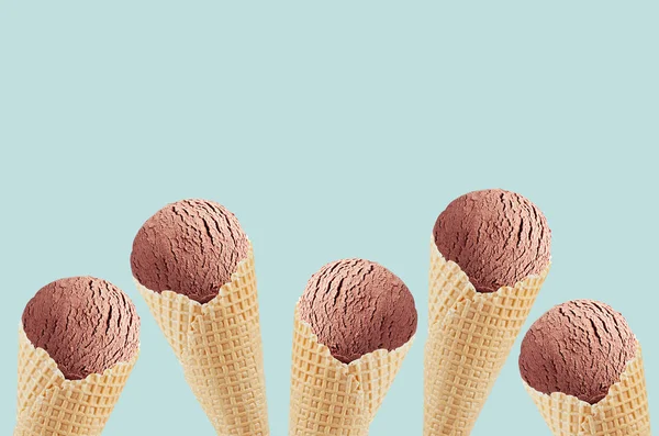 Шоколадное Мороженое Хрустящих Вафельных Рожках Качестве Декоративной Границы Зеленом Фоне — стоковое фото