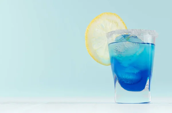 Glamour Tropical Fruit Blue Cocktail Curacao Ice Cubes Sugar Rim — Stock Photo, Image