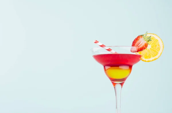 Cocktail Fruits Tropicaux Maison Avec Liqueur Rouge Jaune Tranche Orange — Photo