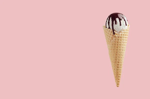 Біле Морозиво Хрусткому Вафельному Конусі Шоколадним Соусом Пастельному Рожевому Фоні — стокове фото