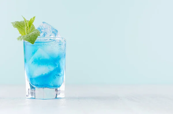 Екзотичний Холодний Дрібний Скляний Коктейль Блакитним Кюрасао Кубиками Льоду Зеленою — стокове фото