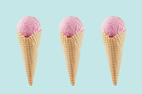 Set Mit Drei Rosa Eis Knackigen Waffelkegeln Auf Pastellgrünem Hintergrund — Stockfoto