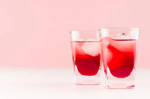 Ζουμερά Κόκκινα Φράουλες Τροπικά Κρύα Κοκτέιλ Παγάκια Δύο Βρεγμένα Ποτήρια — Φωτογραφία Αρχείου