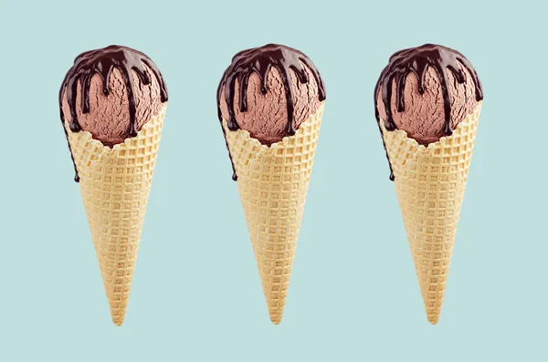 パステルグリーンの背景にチョコレートソースとサクサクワッフルコーンで3茶色のアイスクリームのセット モックアップ — ストック写真