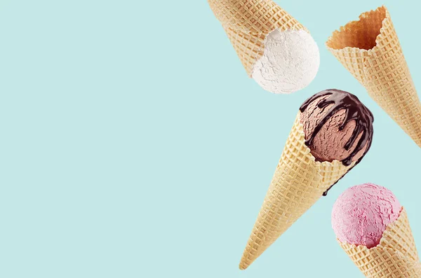 와플에 아이스크림 비행의 테두리 녹색에 초콜릿 소스와 — 스톡 사진