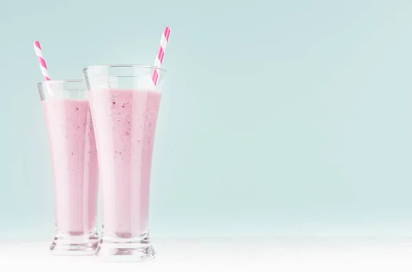 新鲜的夏季蓝莓酸奶与稻草在两个高玻璃在优雅的柔和淡薄荷颜色厨房内部 复制空间 — 图库照片