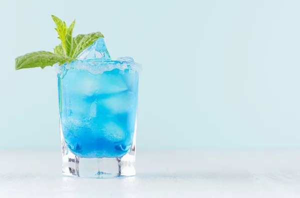 Cocktail Fresco Tropical Com Licor Curaçao Azul Cubo Gelo Borda — Fotografia de Stock