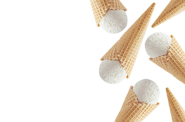 Белое Сливочное Мороженое Вафельных Конусах Качестве Декоративной Границы Изолированы Белом — стоковое фото