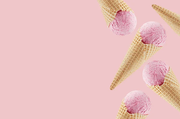 Erdbeereis Knusprigen Waffelzapfen Als Dekorativer Rand Auf Pastellrosa Hintergrund Attrappe — Stockfoto
