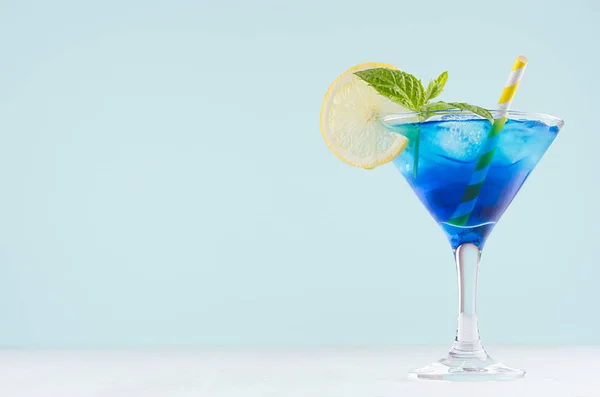 Jasny Lato Świeży Niebieski Owoc Koktajl Blue Curacao Alkohol Kostki — Zdjęcie stockowe