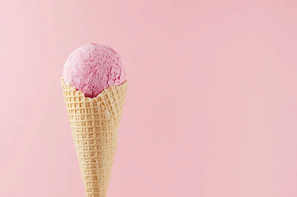 Glace Crémeuse Rose Cône Gaufre Croustillant Sur Fond Rose Pastel — Photo