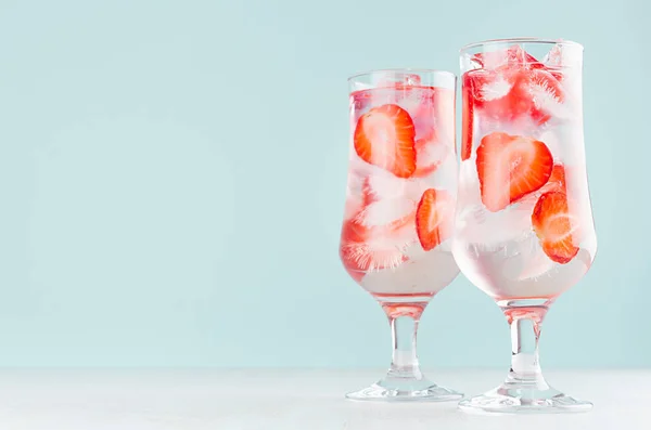 Detox Acqua Fredda Con Fette Fragola Mature Cubetti Ghiaccio Tonico — Foto Stock