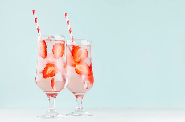 Färsk Fitness Strawberry Mineralvatten Med Mogen Jordgubbs Skivor Isbitar Halm — Stockfoto