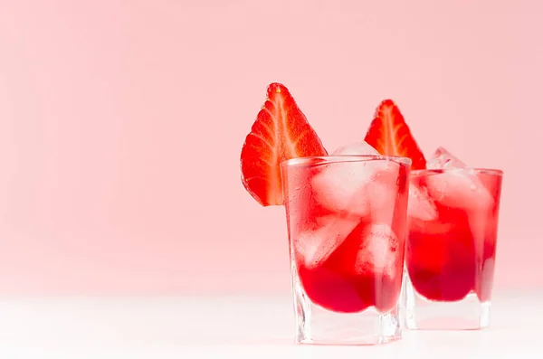 Cold Red Alkoholhaltiga Sprit Med Isbitar Jordgubbs Skiva Två Snapsglas — Stockfoto