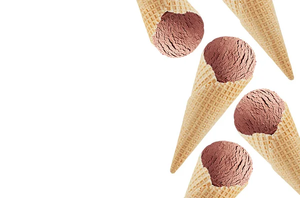 Borda Comida Verão Sorvete Chocolate Cones Waffle Isolados Fundo Branco — Fotografia de Stock