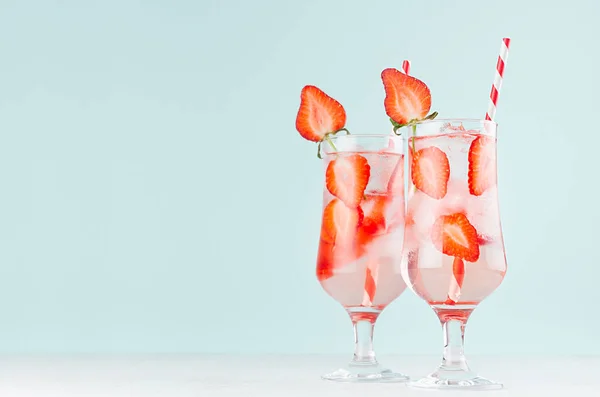 Bright Cold Strawberry Cocktail Ripe Red Slices Berry Sparkling Water — Stock Photo, Image