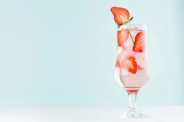 新鲜的夏季草莓饮料与红色水果片 在白色木板上轻柔柔和的蓝色背景补品 — 图库照片