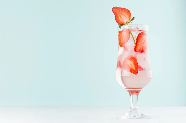 Boisson Fraîche Fraise Été Avec Des Morceaux Fruits Rouges Glaçons — Photo