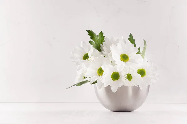Summer Bright Chamomile Bouquet Modern Metallic Glossy Vase Soft Light — Stock Photo, Image