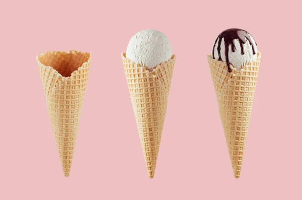Set Mit Verschiedenen Eistüten Waffelkegel Leeres Weißes Eis Mit Schokoladensoße — Stockfoto