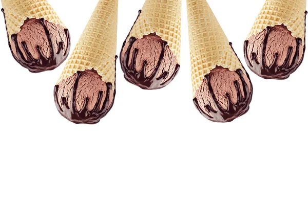 白い背景に分離された装飾的なフレームとして甘い茶色のソースとワッフルコーンのチョコレートアイスクリーム — ストック写真